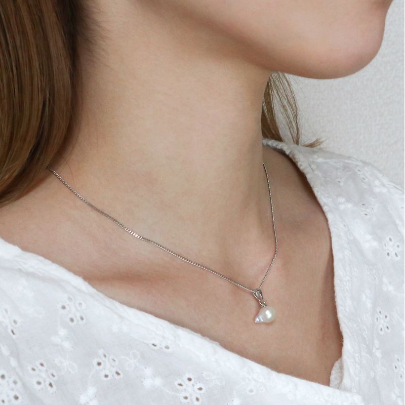 قلادة - لؤلؤة أكويا غير معالجة على شكل سمكة باروكية 7.0-7.5 مم