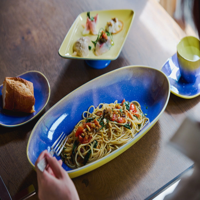 طبق تقديم - على شكل قارب