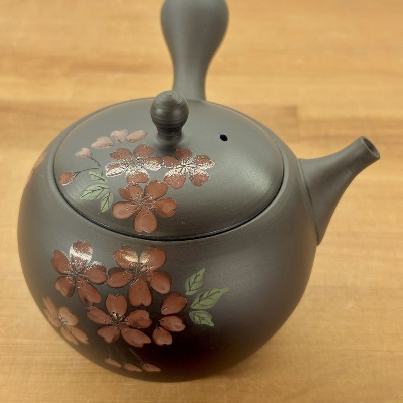 إبريق شاي - جيوكو، طين بني، شكل دائري صغير، زهرة حمراء
