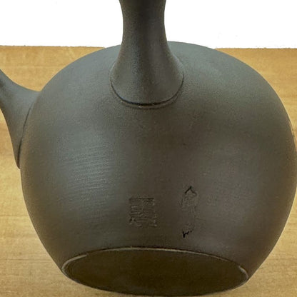 إبريق شاي - جيوكو، طين بني، شكل دائري صغير، زهرة حمراء