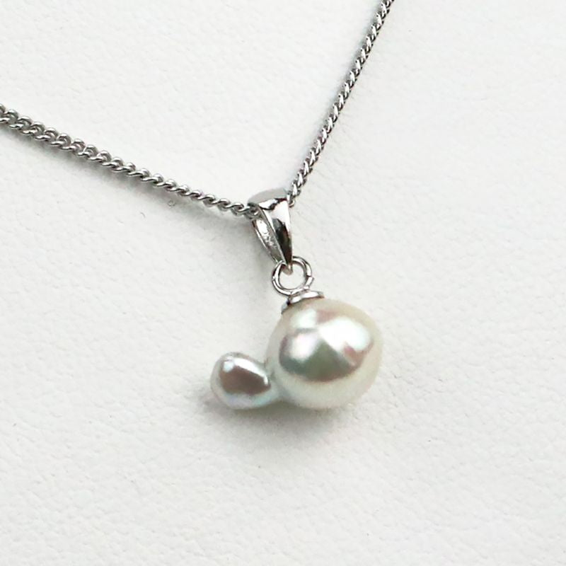 قلادة - لؤلؤة أكويا غير معالجة على شكل سمكة باروكية 7.0-7.5 مم