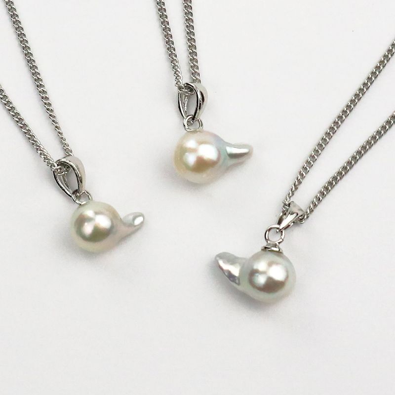 قلادة - لؤلؤة أكويا غير معالجة على شكل سمكة باروكية 7.0-7.5 مم