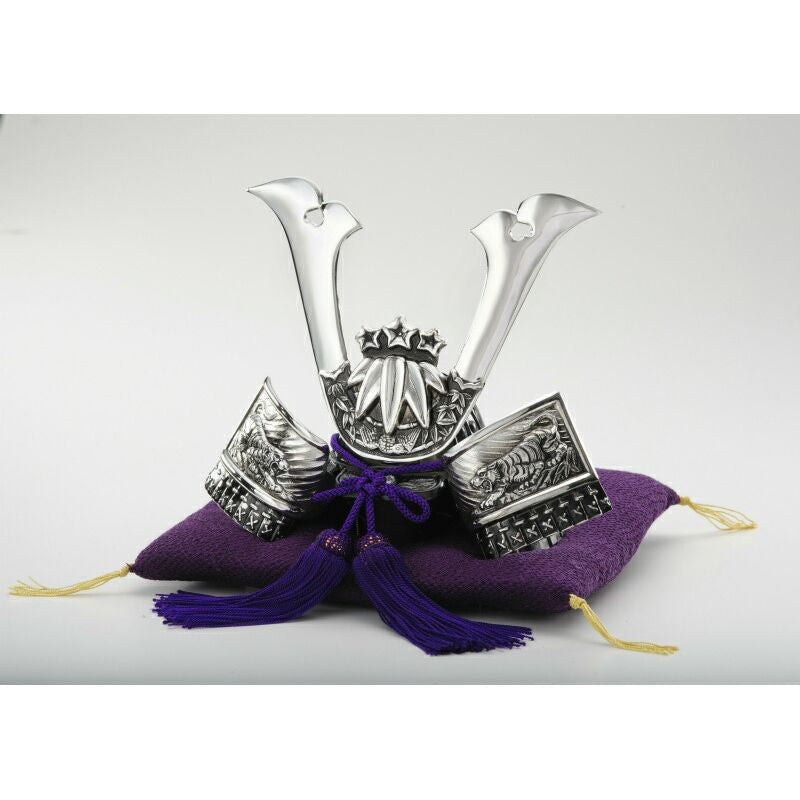 كابوتو (خوذة الساموراي) - ميناموتو نو يوشيتسون