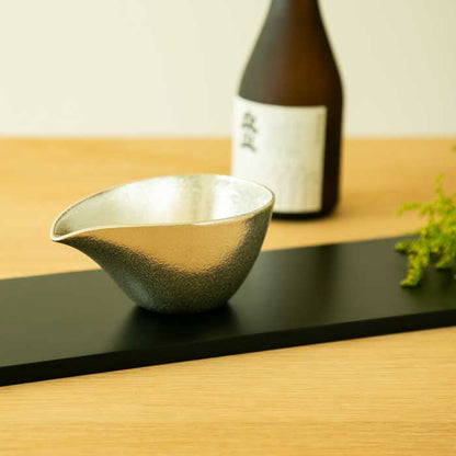 Sakegefäß-Set - Katakuchi (Sake-Krug) Größe klein und Zinnsakebecher (Type I & Goldblatt)