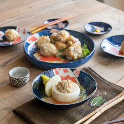 <p>西部五色，自古以來在日本倍受喜愛。我們使用防水技術設計它，以增強西部五色的紅白色彩的美感。由於其深度，它可以盛放豐富的食物，而且由於是用瓷製成，它既輕巧又耐用，是一個優秀的麵碗。</p>